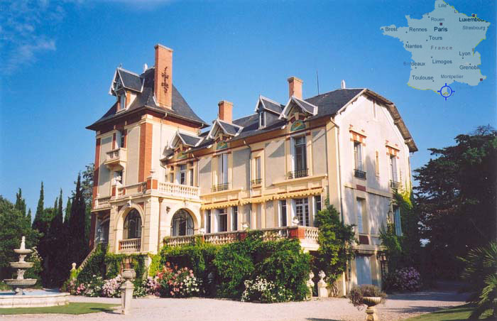 Chateau de Pourteils is een luchtig kasteel gelegen op 15 min. van de Middellandse Zee tussen de wijnvelden van de Roussillon net buiten Brouilla, een dorp tegen de Pyreneen aan de rivier de Tech. Het werd in 1900 gebouwd naar model van buitenverblijven aan de Loire door de Deen Petersen, een architect genspireerd door de Art Nouveau.Chateau de Pourteils is een luchtig kasteel gelegen op 15 min. van de Middellandse Zee tussen de wijnvelden van de Roussillon net buiten Brouilla, een dorp tegen de Pyreneen aan de rivier de Tech. Het werd in 1900 gebouwd naar model van buitenverblijven aan de Loire door de Deen Petersen, een architect genspireerd door de Art Nouveau.